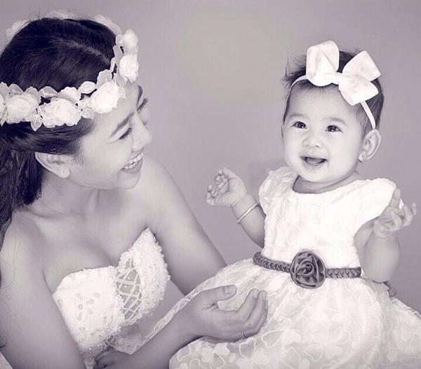 Khi con gái cứng cáp hơn, Mai Phương chia sẻ hình ảnh của bé nhiều hơn. Tháng 8/2014, cô tổ chức sinh nhật hoành tráng cho công chúa đầu lòng. Nhiều nguồn tin tiết lộ, nam diễn viên Phùng Ngọc Huy chính là người đàn ông trong bóng đêm của Mai Phương. Ảnh: NVCC