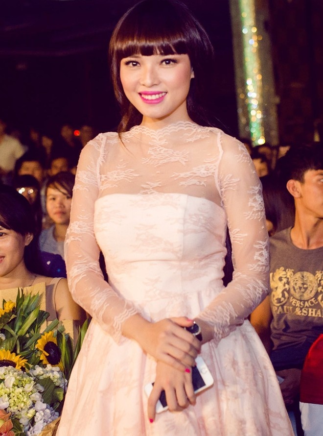 Tin Việt Huê mang thai xuất hiện khi nữ diễn viên thường xuyên mặc váy giấu vòng hai và đi giày bệt. Vào thời điểm đó, cặp đôi chỉ chia sẻ, sẽ tổ chức đám cưới sau live show của The Men và bỏ ngỏ thông tin sắp lên chức bố mẹ. Ảnh: An Trần. 