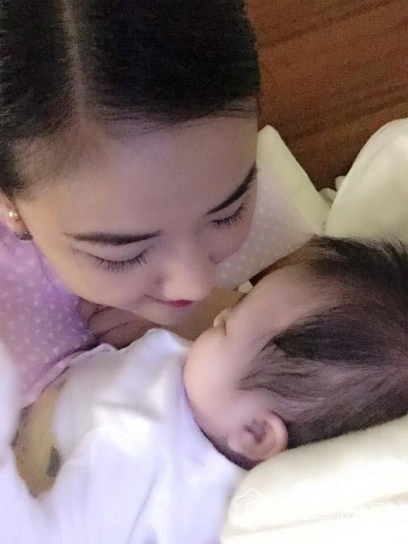 Tháng 5/2015, sau nhiều lần im lặng trước tin đồn mang bầu, nữ ca sĩ công khai hình ảnh con gái mới sinh 4 tháng. Giải thích lý do giấu diếm chuyện mang bầu và sinh con, nữ ca sĩ cho rằng, cô làm việc lâu năm trong giới showbiz nên hiểu càng im lặng, cuộc sống càng bình yên. Cô quan niệm, con cái là lộc trời cho, có bầu là chuyện vui, cô không giấu bạn bè, người thân nhưng ngại chia sẻ trên mặt báo để tránh mọi người bàn tán. Ảnh: FBNV. 