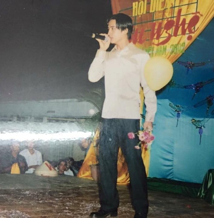 Hôm 1/7, Lương Thế Thành chia sẻ trên trang cá nhân hình ảnh anh trổ tài ca hát từ khi còn 