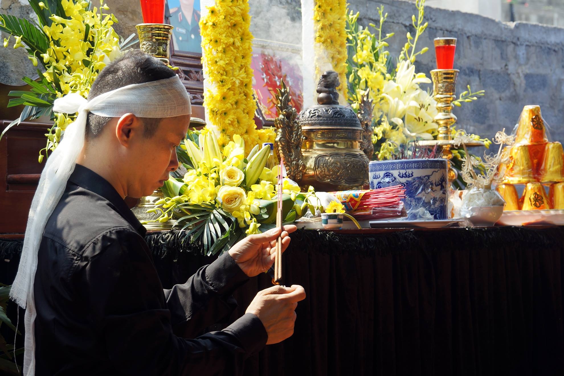 NS An Thuyen yen nghi tai cong vien nghia trang Hoa Binh hinh anh