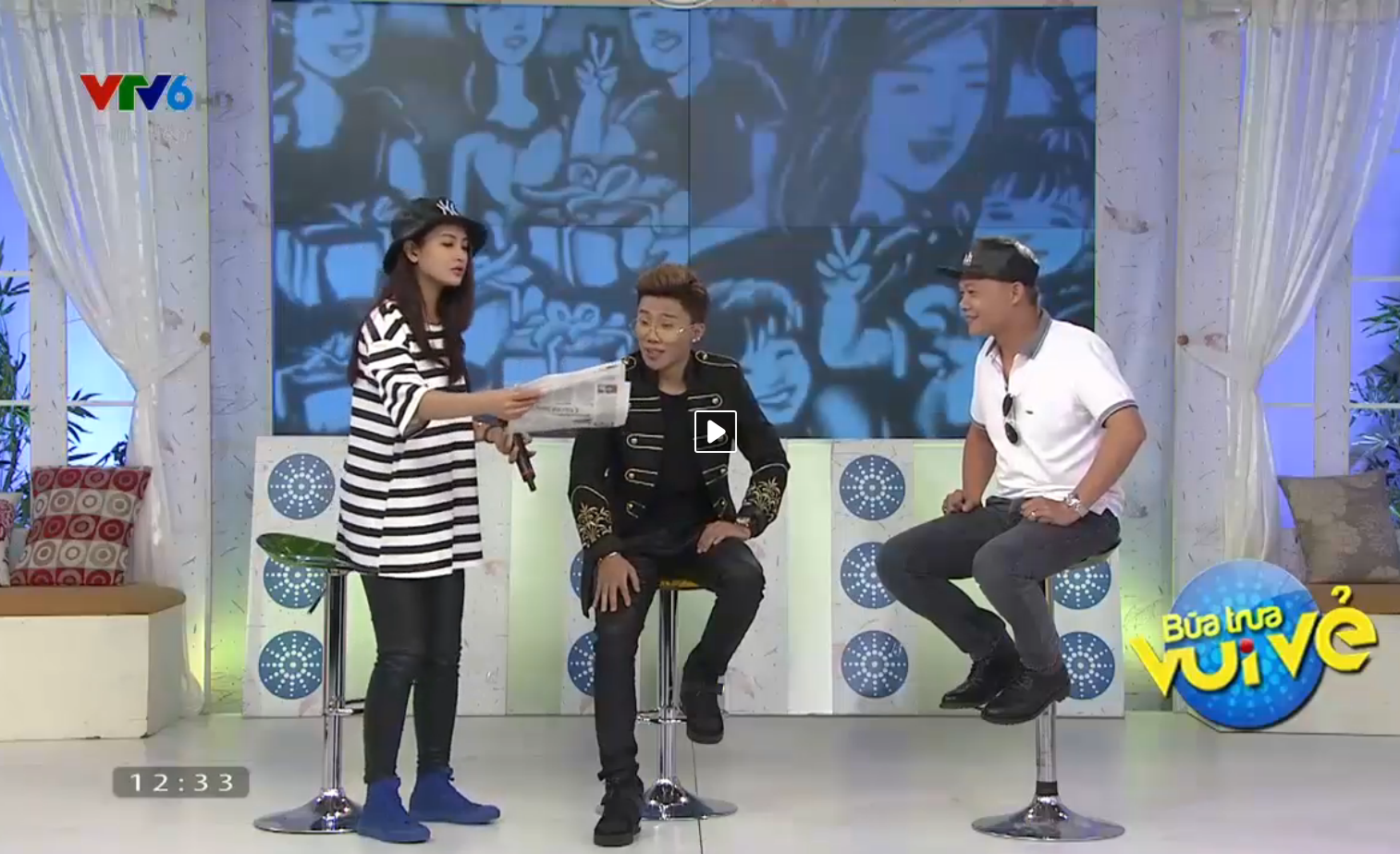 Mr. T doc bao bang rap trong Bua trua vui ve hinh anh