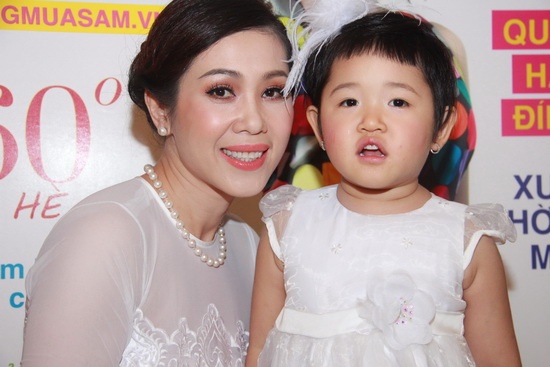 Mới đây, Á hậu Vi Thị Đông bất ngờ xuất hiện tại một bữa tiệc của những quý bà U40 khiến ai cũng phải một lần nữa sững sờ về nhan sắc kiều diễm của cô.