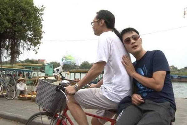 Không có vợ bên cạnh, hai người đàn ông chỉ biết nương tựa vào nhau.