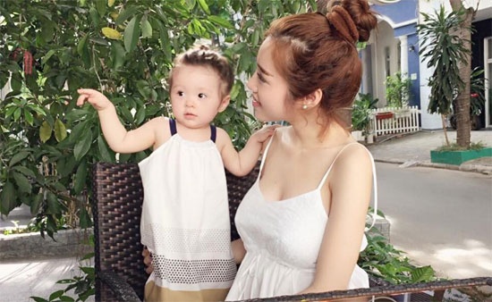 Gu thoi trang cua Elly Tran va be Cadie hinh anh