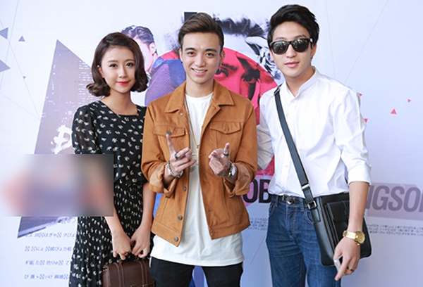 Soobin Hoàng Sơn thường xuyên sử dụng kiểu “pose” đưa hai tay hình chữ V đến mức trở thành thói quen mỗi khi chụp ảnh.