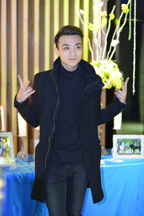 Chưa có nhiều kinh nghiệm tạo dáng khi đứng trước ống kính, vì vậy đôi khi  trông anh chàng khá buồn cười với thói quen của mình.