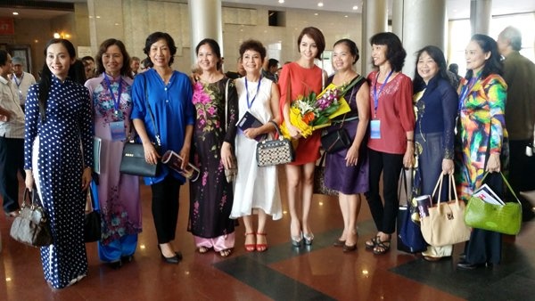 Các ngệ sĩ chụp hình bên lề đại hội.