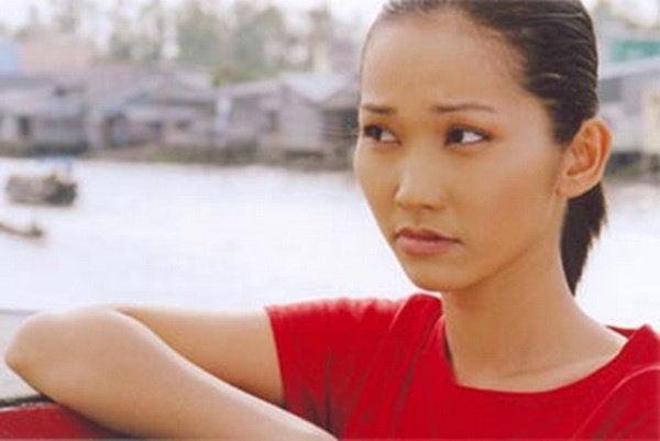 Ngay từ nhỏ, tuổi thơ của Kim Hiền đã không êm đềm. 