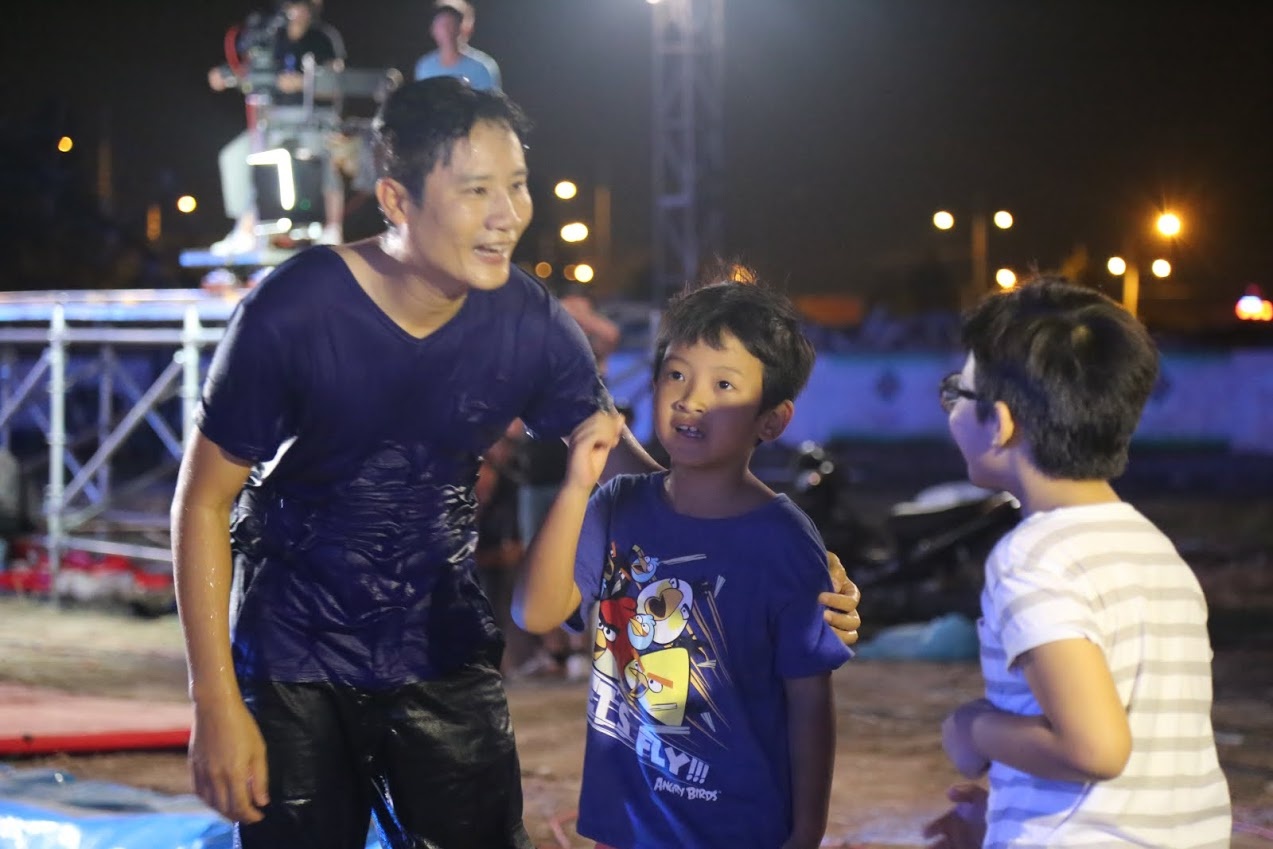 Hoang Bach buoc hut vi khong nhin thay duong trong Sasuke hinh anh