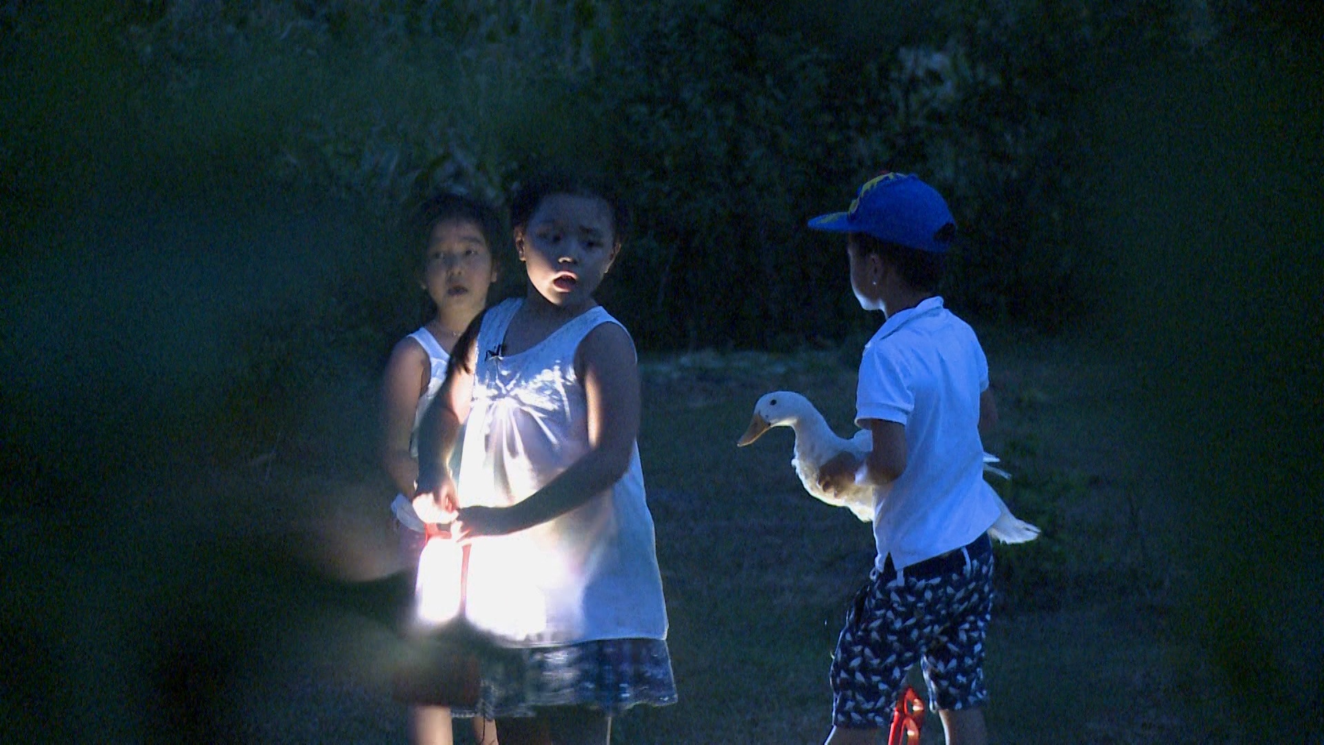 Cac be mau thuan noi bo khi di giai cuu bo trong rung hinh anh