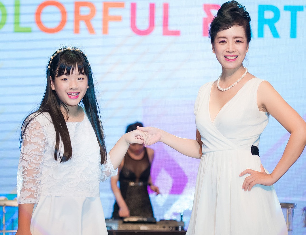 Chieu Xuan va con gai dien do doi trinh dien thoi trang hinh anh