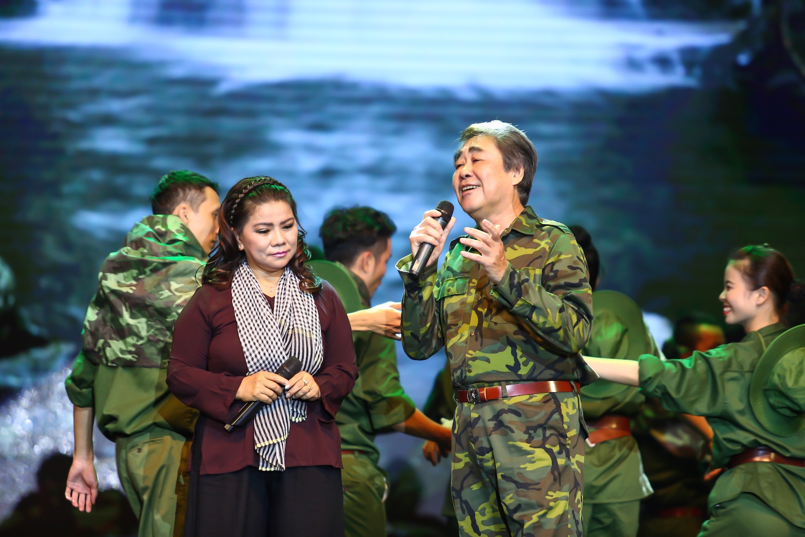 NSND Quang Tho, Thanh Hoa song ca 'Trong vong tay me' hinh anh