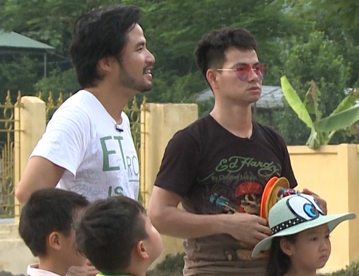 Xuan Bac va con trai dung 'chieu' de lay duoc mat thu hinh anh