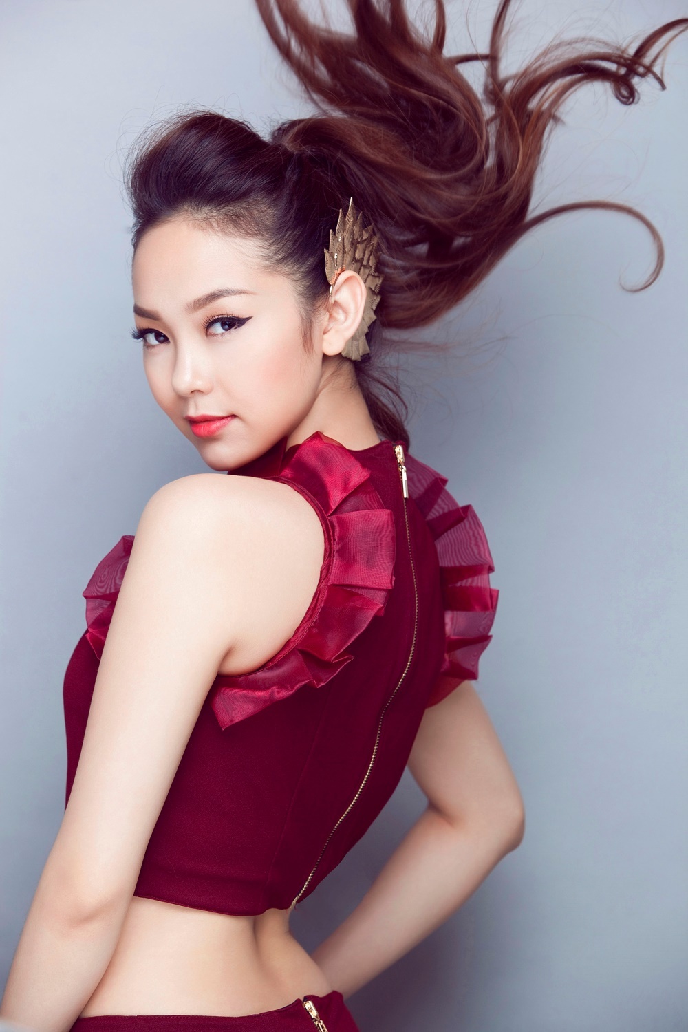 Minh Hằng Minh Hằng cho biết thêm cô không thích quen người trong giới showbiz bởi cả hai cùng làm nghệ thuật sẽ khó có thời gian dành cho nhau – “Mặc dù nếu làm việc cùng môi trường thì sẽ có những cảm xúc giống nhau, có nhiều chuyện để nói, nhiều cái để bàn luận, nhưng thời gian dành cho nhau rất ít. Đôi lúc, hai người hiểu nhau quá lại là một trở ngại. Tôi nghĩ hiểu vừa vừa thôi sẽ có cái gì đó hấp dẫn hơn”.  Đọc thêm tại: http://www.vietgiaitri.com/am-nhac/v-pop/2014/08/hinh-mau-dan-ong-ly-tuong-cua-cac-nu-ca-si-vpop/#ixzz3gtECLGts