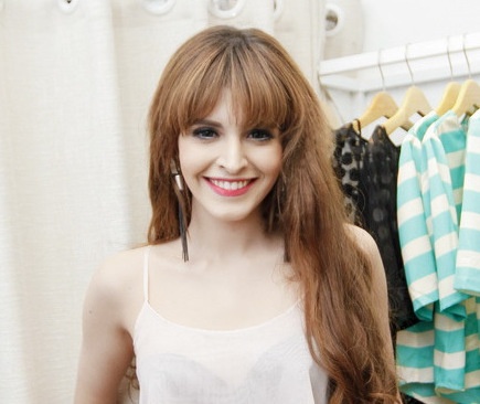 Andrea Aybar thay 4 trang phuc khi du su kien hinh anh