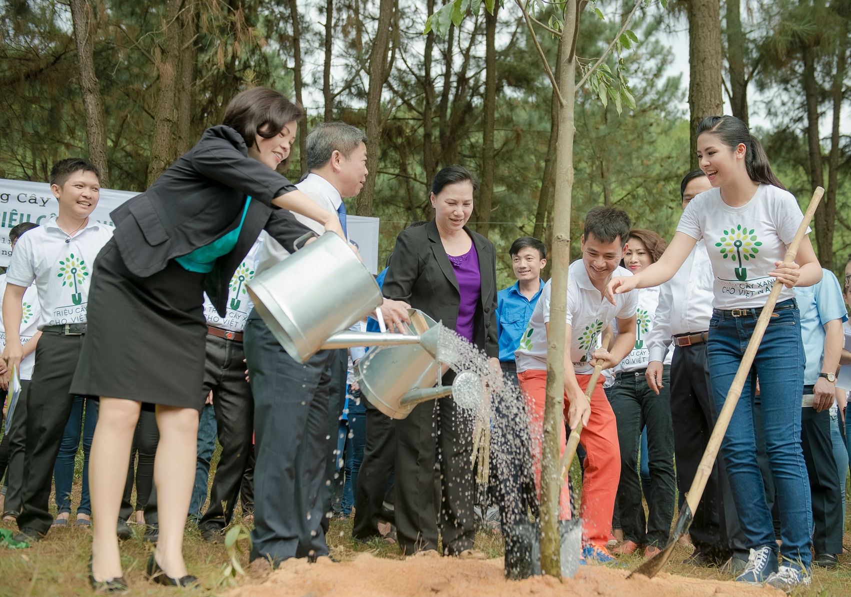 Sau đó, cả hai cùng lãnh đạo các bộ, ban ngành cùng hàng trăm đoàn viên thanh niên đi trồng cây xanh. 