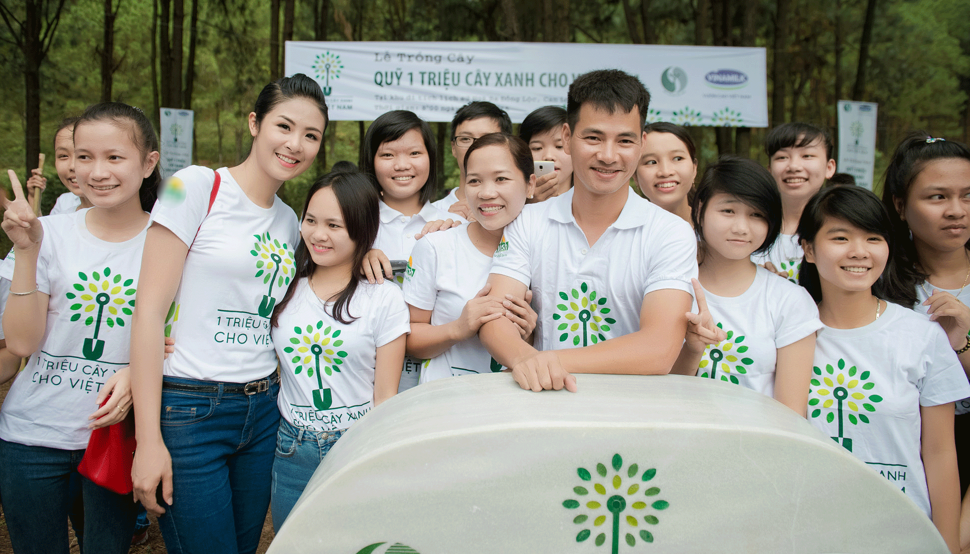 Hoa hậu Ngọc Hân và danh hài Xuân Bắc chụp ảnh với các bạn tình nguyện viên. 