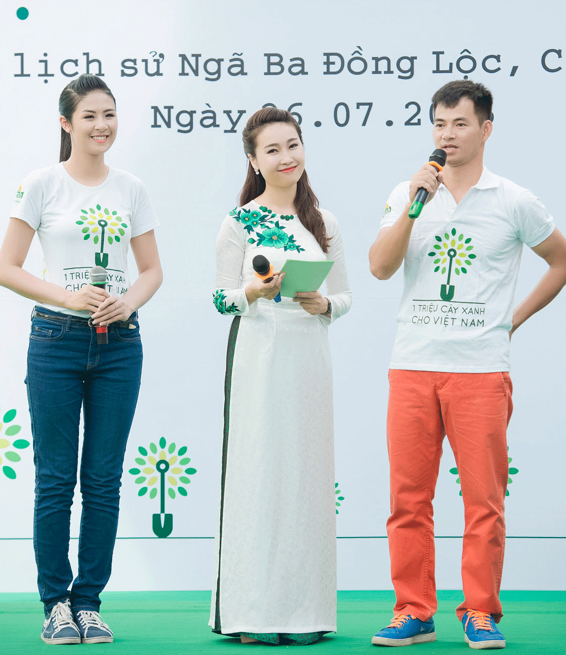 Sáng 26/7, Ngọc Hân và Xuân Bắc cùng tham gia lễ phát động trồng 5.612 cây xanh tại khu di tích lịch sử Ngã ba Đồng Lộc với vai trò Đại sứ thiện chí của Quỹ một triệu cây xanh cho Việt Nam. 