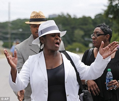 Leolah Brown, cô của Bobbi, tố tội Pat Houston với truyền thông.