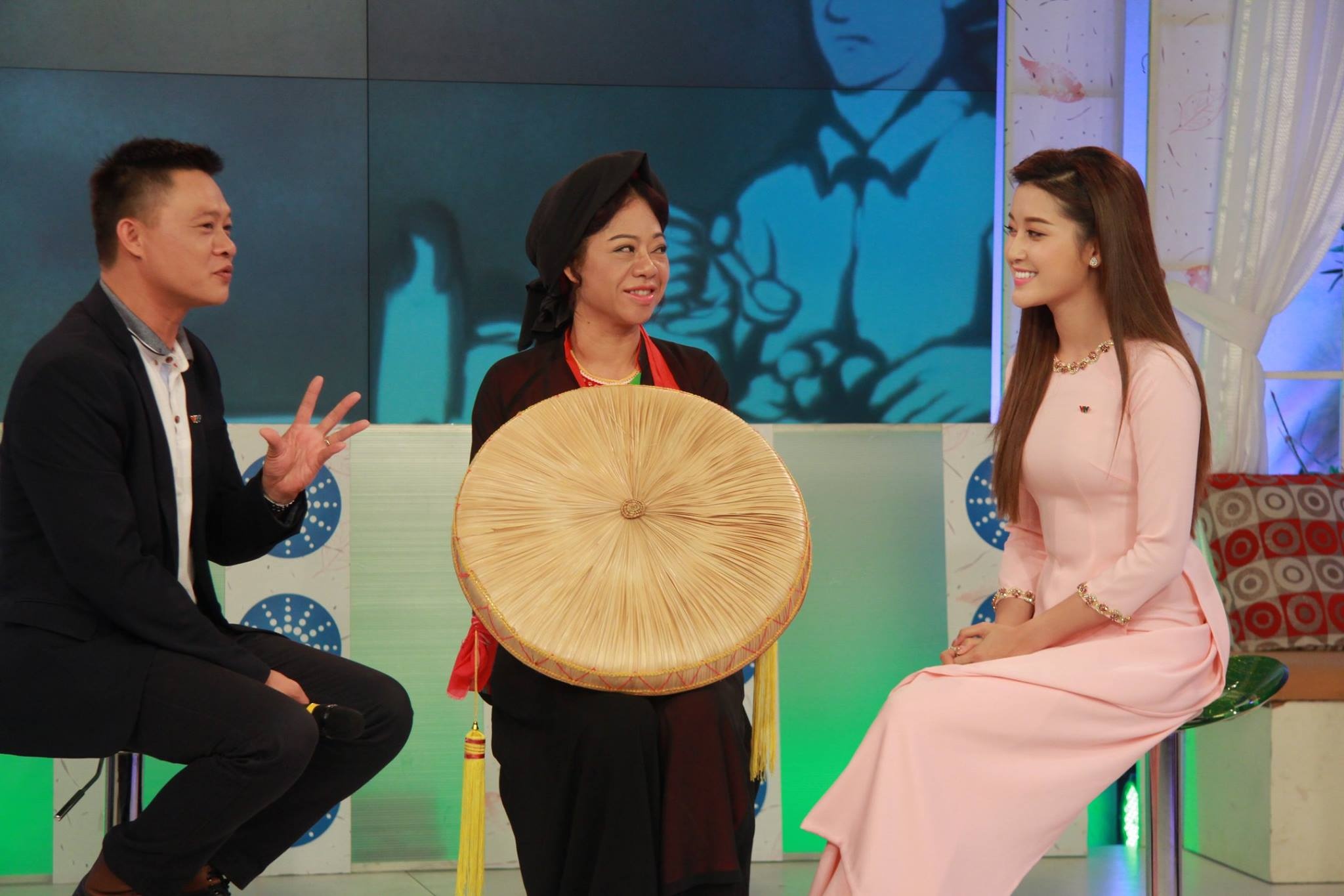 A hau Huyen My bi che trong lan dau dan song truc tiep hinh anh