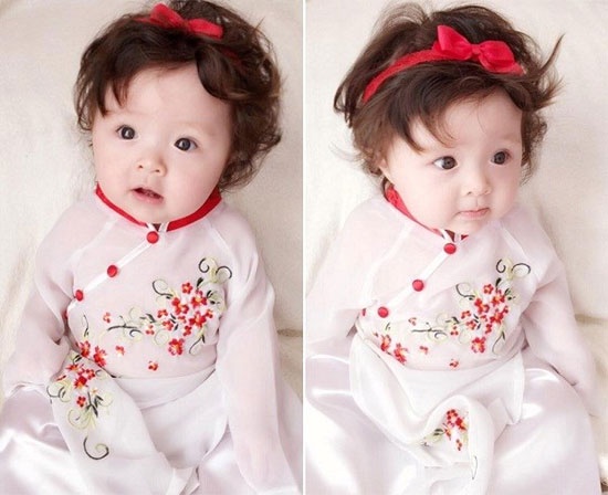 Bờm đỏ nơ xinh xắn phù hợp với trang phục.