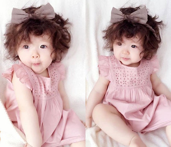 Đôi khi chỉ với dây buộc tóc nhỏ nhắn cũng được mẹ tạo kiểu với tóc búi cực bắt mắt.