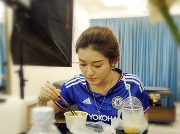 Mot ngay ban ron, an trua luc 15h cua a hau Huyen My hinh anh