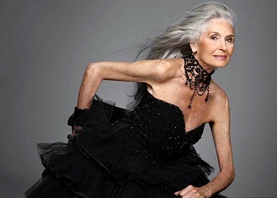 Nhan sac kho tin cua cac nguoi mau ngoai 60 tuoi hinh anh