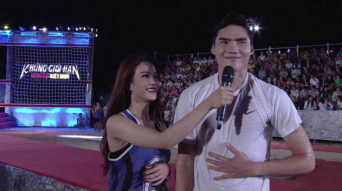 Quan quan Next Top Model som dung chan o game show Sasuke hinh anh