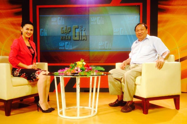 BTV Thúy Hằng trong chương trình Gặp gỡ khán giả VTV4.