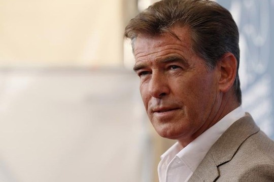 Mang theo dao, 'James Bond' Pierce Brosnan bi chan o san bay hinh anh