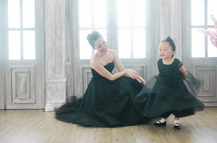 Linh Nga và con gái Luna  Bé Luna chỉ mới 3 tuổi nhưng có phong cách thời trang rất ấn tượng và sành điệu. Cô bé thường được mẹ Linh Nga chọn cho những trang phục mang đậm phong cách tiểu thư, điệu đà. 