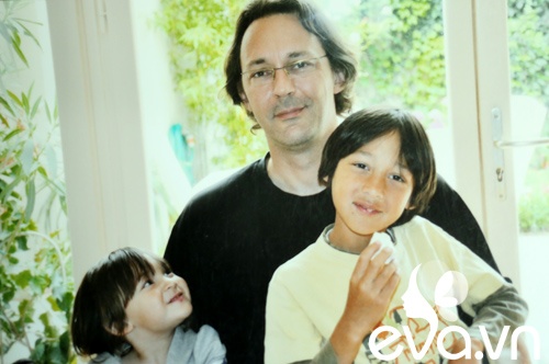 Anh Cyril - chồng của Lê Vy và 2 con trai.