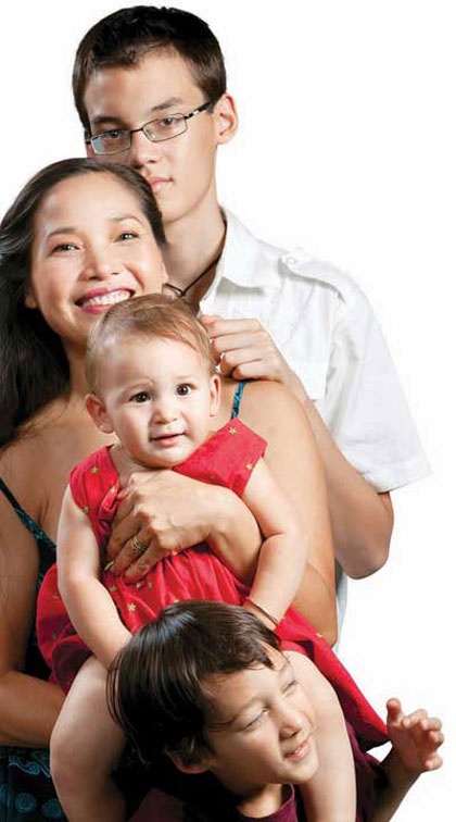 Lê Vy và các con với người chồng Pháp.