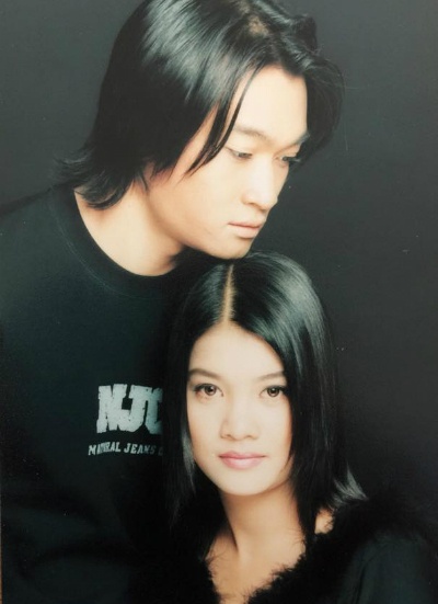 Kim Ngân (ngồi) và Trương Minh Quốc Thái khi đóng phim Người đàn bà yếu đuối. Cả hai tạo nên cặp Ngọc - Phát khiến khán giả nhớ mãi.