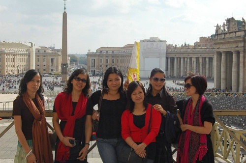 Kim Ngân (thứ hai, từ phải sang) trong một lần dẫn đoàn du lịch Việt Nam tham quan Italy. Ảnh: VnExpress.