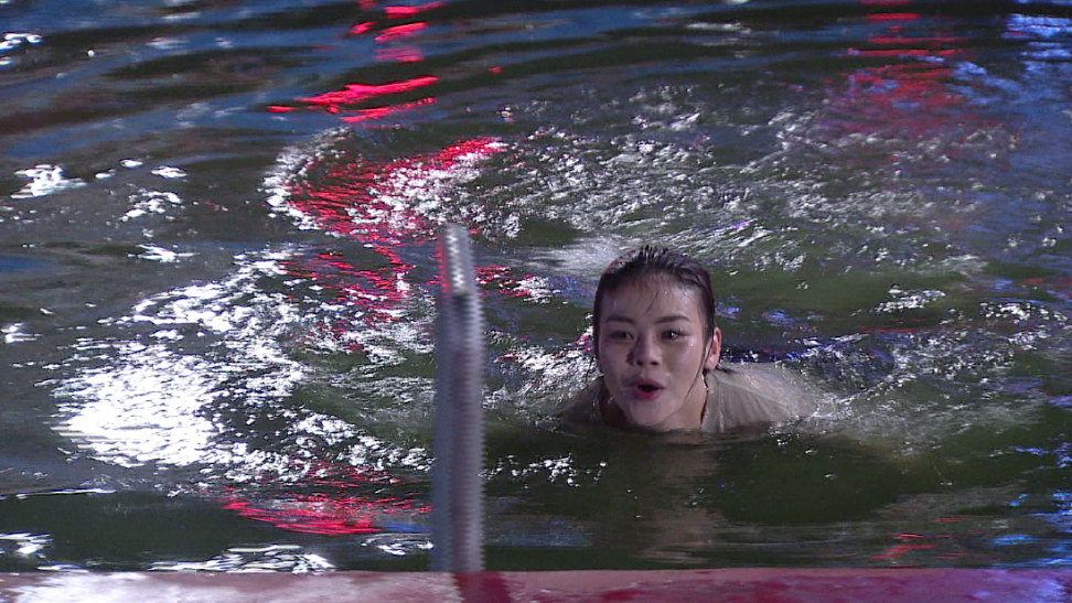 Hai Yen Idol lien tuc uong nuoc trong Sasuke hinh anh