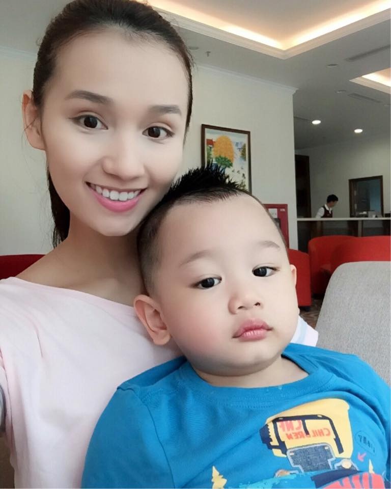 Bé rất kháu khỉnh, đáng yêu, đặc biệt thừa hưởng nhiều nét đẹp từ bố và mẹ.