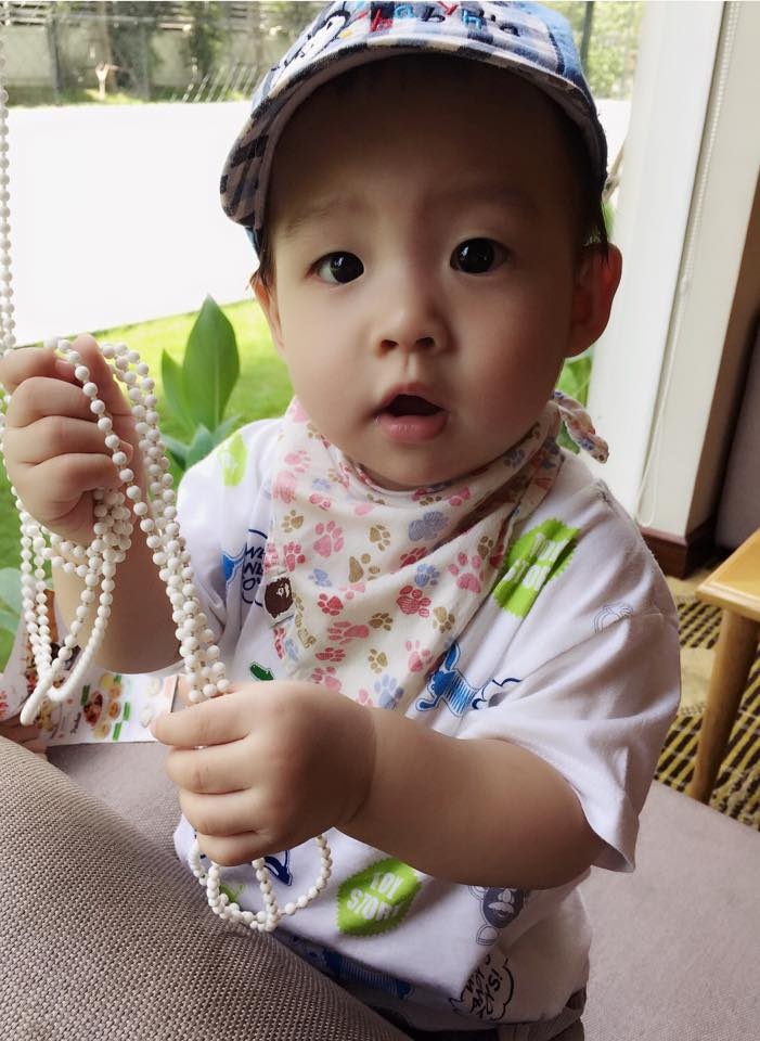 Đến nay cậu bé đã được hơn 1 tuổi. Khải Nguyên không sành điệu như nhiều nhóc tỳ khác của Vbiz nhưng lại sở hữu đôi mắt trong sáng, linh hoạt và cực đáng yêu.