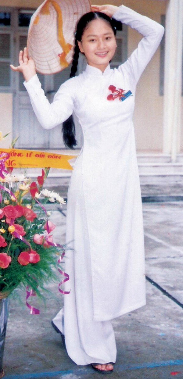 Tấm ảnh áo dài, nón lá rất nữ tính này này Lan Phương chụp sau buổi lễ khai giảng lớp 11 tại trường THPT Lê Quý Đôn, Vũng Tàu. Hôm đó, cô tham gia tiết mục văn nghệ múa nón cho trường.