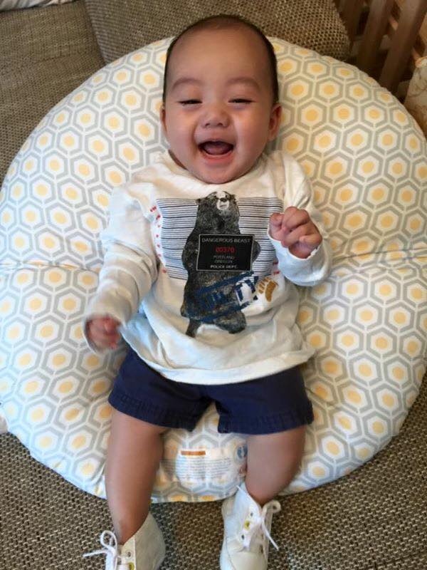 Thời gian đầu, Ngọc Thạch giữ kín hình ảnh về cậu quý tử, tuy nhiên khi Ricky tròn 3 tháng tuổi, cô đã thoải mái chia sẻ với mọi người hàng loạt khoảnh khắc ngộ nghĩnh của con trai. 