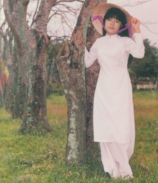 Sinh ra ở Quảng Bình nhưng lên tại Huế, từ bé ca sĩ Mỹ Lệ đã rất thích mặc áo dài. Tấm ảnh áo dài trắng này chị chụp năm 1990. Trước ngày tốt nghiệp cấp ba, bạn bè rủ Mỹ Lệ cùng ra bờ sông Hương để ghi lại những khoảnh khắc đáng nhớ của thời học sinh.