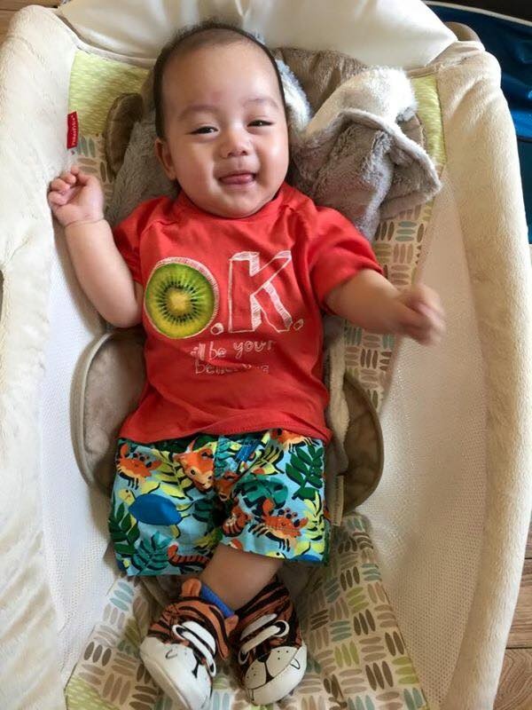 Dù mới 4 tháng tuổi nhưng Ricky đã có rất nhiều biểu cảm đáng yêu khi chụp hình. Cậu bé có nụ  cười tươi tắn, thích nháy mắt và hay chu miệng đùa tinh nghịch.