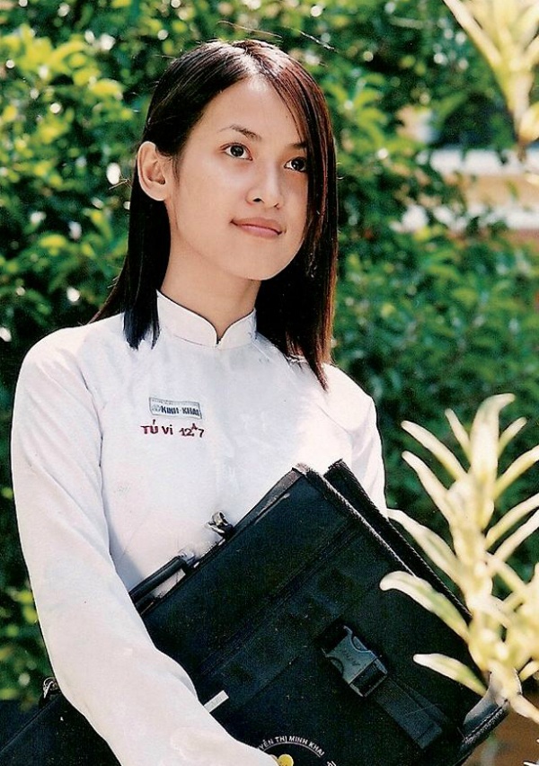 Từ bé đến lớn, diễn viên Tú Vi là một cô bé rất điệu đà, nữ tính. Tú Vi rất thích chụp ảnh, đặc biệt là khi diện những chiếc áo dài trắng đậm chất Việt. Tấm ảnh này Tú Vi chụp năm học lớp 12. Năm đó, cô được chọn là một trong những gương mặt xuất hiện trên bưu thiếp của trường Nguyễn Thị Minh Khai, TP. HCM.