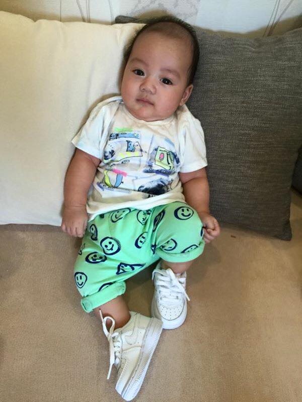 Những hình ảnh Ngọc Thạch chia sẻ cũng dễ nhận thấy Ricky có tủ đồ quần áo, giày dép cực phong phú. Cậu bé được mẹ cho ăn diện, mix đồ rất sành điệu, thời trang và ấn tượng.