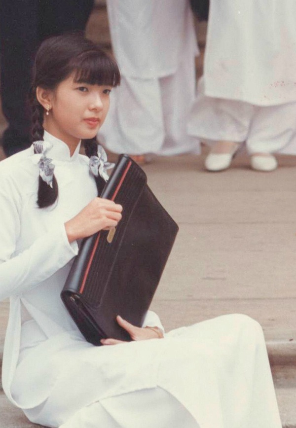 Phạm Thanh Thảo đang tạo dáng rất chuyên nghiệp trên sân trường THPT Nguyễn Thượng Hiền, TP. HCM trong ngày khai giảng năm cuối cấp. Thời gian này “công chúa thỏ” đã bắt đầu làm người mẫu cho rất nhiều tờ báo tuổi học trò.