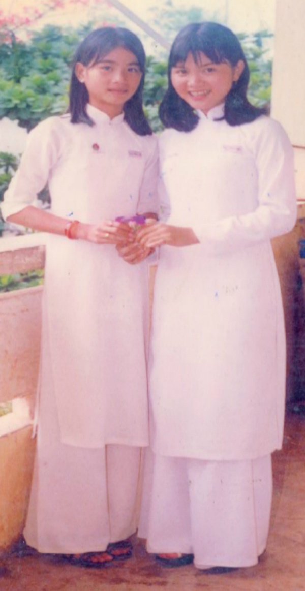 Từ những năm cấp hai, Kha Ly đã được đi học với chiếc áo dài. Cô rất thích dù hồi đó rất ốm, mặc áo dài không được đẹp, cứ bị bạn bè chọc là “que tăm”. Tấm ảnh này Kha Ly (trái) chụp với cô bạn thân Kiều Trang ở trước cửa lớp. Đó là buổi tổng kết năm học lớp tám. Sau này, trong những dịp quan trọng Kha Ly cũng đều diện áo dài vì cô thích sự duyên dáng, thướt tha của chiếc áo này.