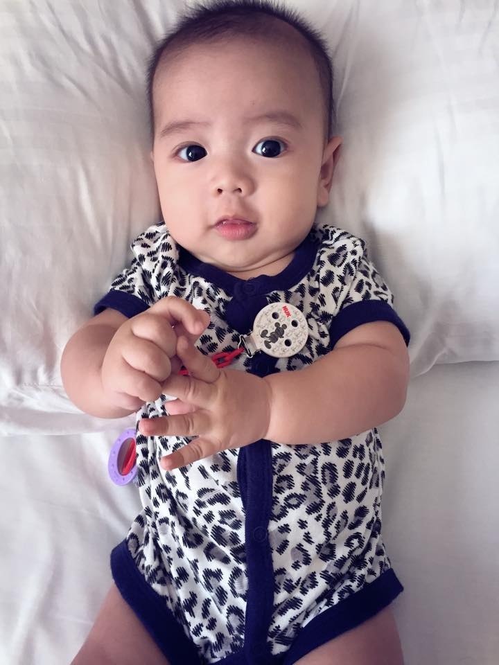 Cậu bé chào đời hôm 8/2, sở hữu nét đẹp hiền lành, điển trai thường xuyên được mẹ đăng những khoảnh khắc đáng yêu trên trang cá nhân  đã nhận được nhiều niềm yêu mến của mọi người. 