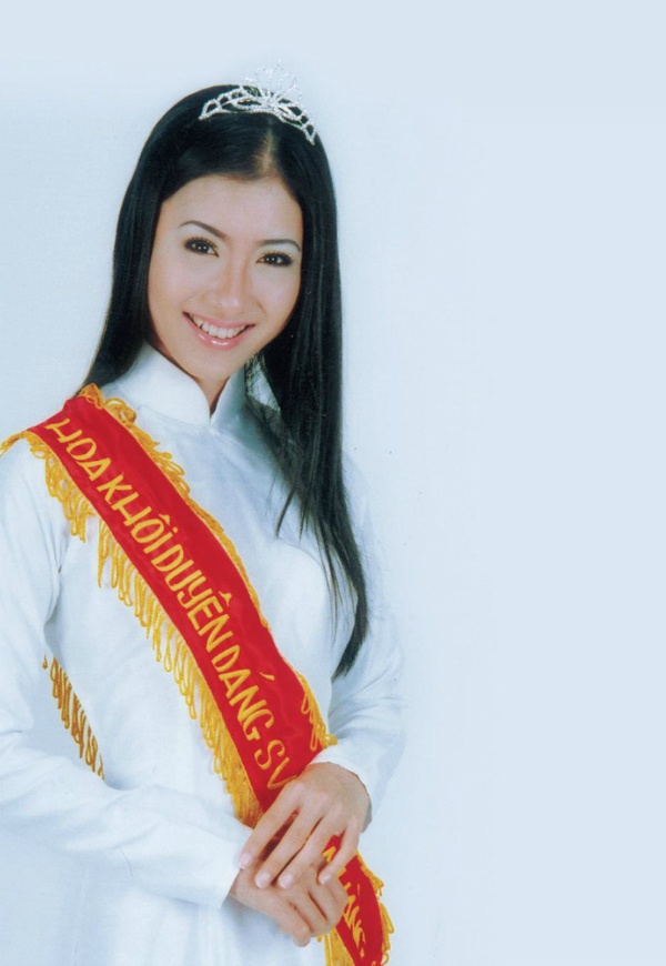 Nguyệt Ánh rất có duyên với chiếc áo dài, kể cả ngoài đời lẫn trong những vai diễn. Tấm ảnh này là một trong những tấm ảnh áo dài Nguyệt Ánh thích nhất. Cô chụp khi vừa đoạt danh hiệu hoa khôi duyên dáng của Đại học Ngân hàng TP.HCM. Năm đó, Nguyệt Ánh 20 tuổi (năm 2004). Trong phần thi năng khiếu của cuộc thi này, Nguyệt Ánh biểu diễn tiểu phẩm Một góc Trường Sơn.